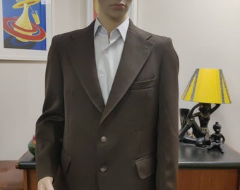 Peut inclure: Un blazer marron avec une fermeture à bouton unique et une poche en cuir.