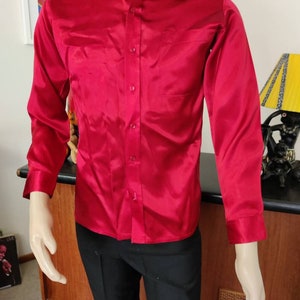 Rood satijnen herenshirt met lange mouwen, klein maat 98 cm 38 inch