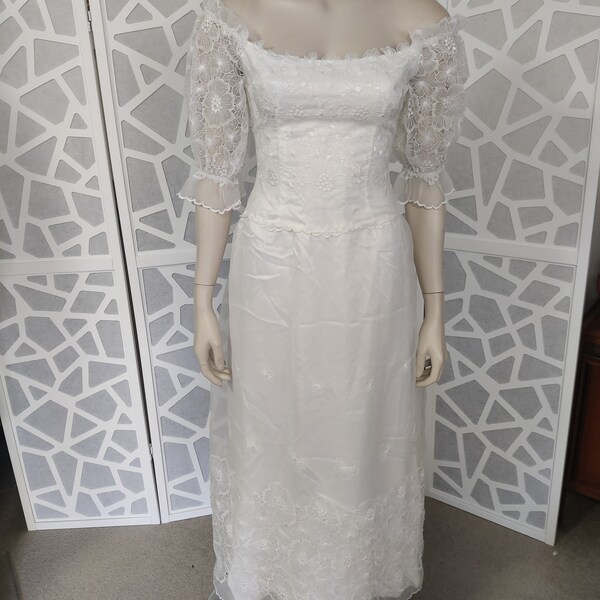 Beautiful white lace over satin wedding dress wide scoop neckline fitted bodice small bust 82cm 32inch waist 66cm 26inch