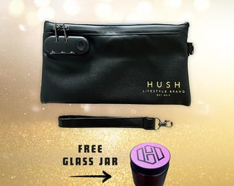 Pochette in ecopelle vegana antiodore, con chiusura a lucchetto.