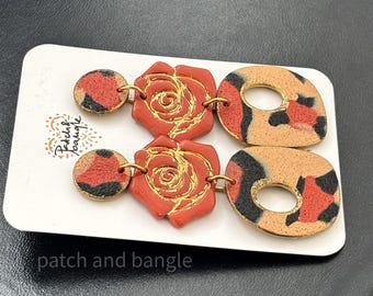 Pendientes largos de arcilla polimérica con diseño de rosa - Colgantes llamativos con estampado animal abstracto - Joyería única y atrevida - Pendientes dramáticos con flores de terracota