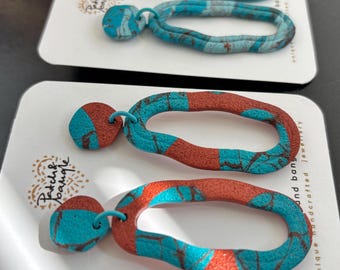 Pendientes de arcilla polimérica turquesa - Pendientes llamativos - Aros colgantes ovalados irregulares únicos - Joyería artesanal de cobre y azul turquesa