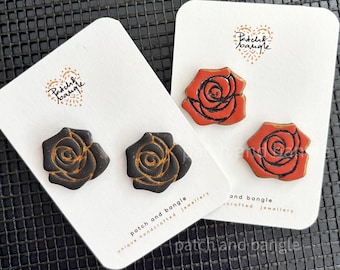 Pendientes de botón con diseño de rosa espectacular - Pendientes de arcilla polimérica con hojas metálicas - Pendientes de botón florales llamativos - Pendientes de botón de flores en terracota y negro