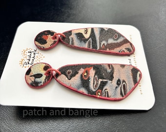 Pendientes largos y llamativos de arcilla polimérica con diseño abstracto: piezas únicas, acabado mate y diseño artístico exclusivo.