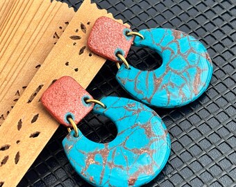Pendientes de arcilla polimérica llamativos y únicos: arco de imitación de turquesa con vetas de cobre y tachuelas cuadradas: pendientes colgantes únicos.