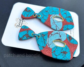 Pendientes colgantes de arcilla polimérica en cobre y turquesa llamativos: joyería artesanal única y exclusiva. Pendientes grandes y únicos hechos a mano.