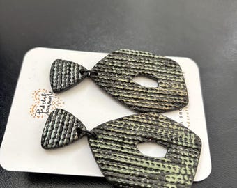 Pendientes grandes y llamativos de arcilla polimérica metálica verde y negra: pendientes colgantes hechos a mano con remaches dorados.