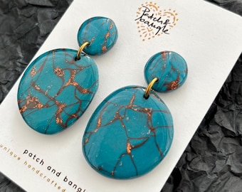 Pendientes de arcilla polimérica turquesa - Efecto piedra sintética, colgantes llamativos, joyería artesanal única - Pendientes azules únicos