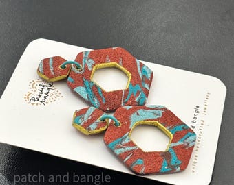 Pendientes colgantes hexagonales de cobre y turquesa - Pendientes geométricos grandes y ligeros con remaches bañados en oro - Joyería única
