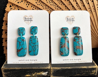 Pendientes colgantes de arcilla polimérica con imitación de turquesa - Pendientes llamativos hechos a mano - Pendientes de botón dorados - Joyería ligera y única