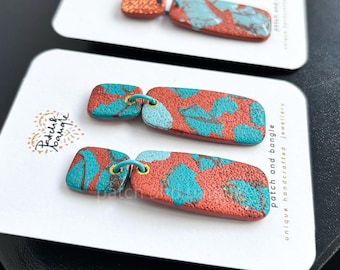 Pendientes colgantes de cobre y turquesa con detalles dorados - Pendientes largos hechos a mano de arcilla polimérica - Joyería ligera y llamativa - Regalo artesanal único