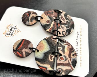 Pendientes circulares negros y multicolores - Pendientes colgantes abstractos de arcilla polimérica - Regalo único hecho a mano
