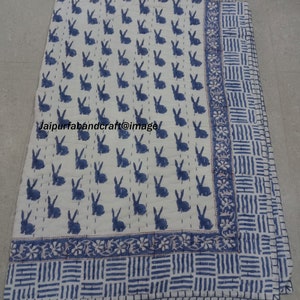 Babyquilt met blauwe konijnprint, babykantha babykantha bedovertrek babysprei, babydeken babydeken met konijnprint