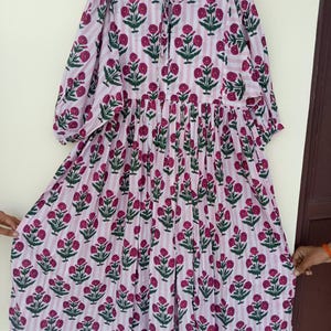 Floral langes Kleid mit Block-Print, tiefer Hals mit String Schließer, Midikleid, Minikleid,