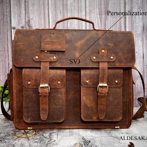 Front view of leather bag labeled with personalization area and ALDESAKA branding