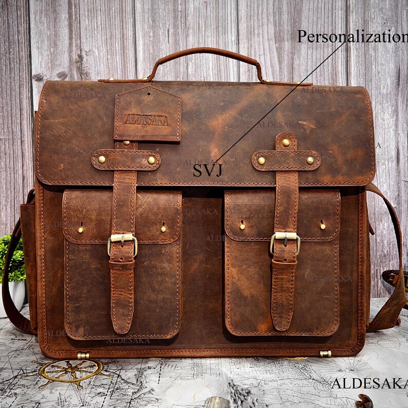 Front view of leather bag labeled with personalization area and ALDESAKA branding