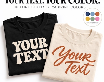 Könnte beinhalten: Zwei T-Shirts, eines in Schwarz und eines in Creme, mit individuellen Textdesigns. Das schwarze Shirt hat cremefarbene Blockbuchstaben mit der Aufschrift "YOUR TEXT", das cremefarbene Shirt hat rostfarbene Schreibschrift mit "Your Text". Oben steht "YOUR TEXT. YOUR COLOR. 16 FONT STYLES • 24 PRINT COLORS."