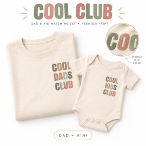 Könnte beinhalten: Ein passendes Set bestehend aus einem cremefarbenen T-Shirt und einem Baby-Body. Das T-Shirt trägt den Schriftzug COOL DADS CLUB in gedeckten grünen und rosafarbenen Buchstaben. Der Body zeigt den Text COOL KIDS CLUB im gleichen Stil und Farben.