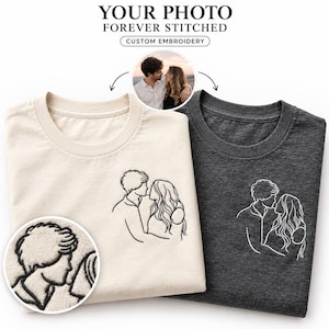Pode incluir: Uma t-shirt cor de creme com bordado de linhas pretas de um casal e uma t-shirt cinzento-escura com bordado de linhas brancas do mesmo casal. O texto diz YOUR PHOTO FOREVER STITCHED CUSTOM EMBROIDERY sobre uma foto circular de um casal.
