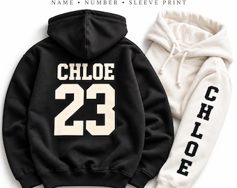 以下が含まれることがあります： 背面に大きなクリーム色の文字でCHLOEと23がプリントされた黒のパーカーと、袖に黒で縦にCHLOEとプリントされた白のパーカー。MAKE IT YOURSというテキストが記載されています。