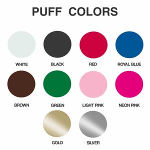 以下が含まれることがあります： PUFF COLORSと題されたカラーチャートには、white、black、red、royal blue、brown、green、light pink、neon pink、gold、silverとラベル付けされた10個の円形の見本が表示されています。各円は、パフプリント用途の個別の色オプションを表しています。