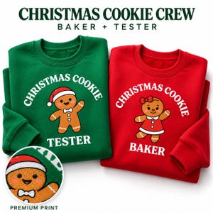 Puede incluir: Una sudadera verde con un hombre de jengibre con gorro de Papá Noel y el texto CHRISTMAS COOKIE TESTER, y una sudadera roja con un hombre de jengibre con un lazo y el texto CHRISTMAS COOKIE BAKER. Incluye un primer plano del estampado.