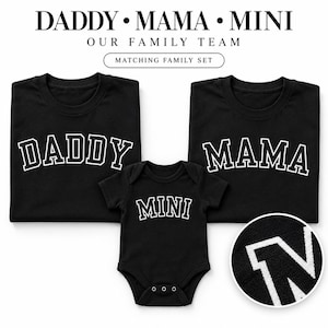 Könnte beinhalten: Ein passendes Familien-Set aus drei schwarzen Kleidungsstücken mit weißer Schrift im College-Stil. Zwei T-Shirts tragen die Wörter DADDY und MAMA, während ein kurzärmeliger Baby-Body das Wort MINI zeigt. Ein kreisförmiger Ausschnitt zeigt den Stoff.