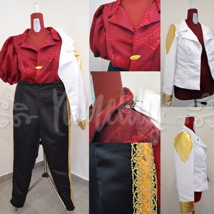 Op de afbeelding: Een rood en wit kostuum met gouden versieringen. Het kostuum bestaat uit een rood jasje met gouden knopen, een wit jasje met gouden versieringen en een zwarte broek met gouden versieringen.