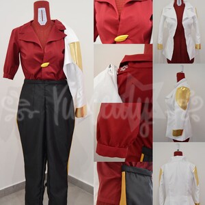 Op de afbeelding: Een rood en wit cosplay-kostuum met gouden accenten. Het kostuum bestaat uit een rood shirt met gouden knopen, een zwarte broek met gouden strepen en een wit jack met gouden accenten. Het kostuum wordt getoond op een mannequin.