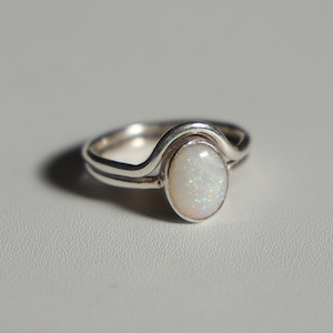 Anello con opale australiano naturale in argento, anello con opale in stile vintage, gioiello con pietra portafortuna di ottobre, regalo unico per lei
