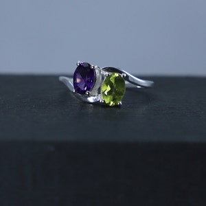 Bague faite main en argent sterling avec deux pierres : améthyste et péridot