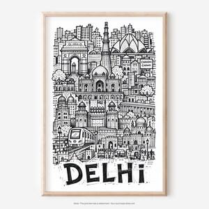 Könnte beinhalten: Ein schwarz-weißer Strichzeichnungsdruck der Skyline von Delhi in einem Holzrahmen. Die Illustration zeigt ikonische Wahrzeichen, eine U-Bahn, Autorikschas sowie den Text INDIA, CHANDNI CHOWK und DELHI in fetter, handgezeichneter Schrift.