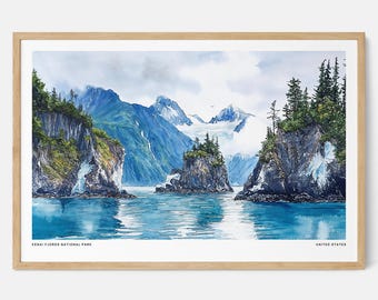 Könnte beinhalten: Ein gerahmter Aquarelldruck des Kenai Fjords Nationalparks in Alaska. Das Kunstwerk zeigt eine ruhige Meereslandschaft mit türkisfarbenem Wasser, felsigen Klippen und schneebedeckten Bergen unter einem bewölkten Himmel. Der Text "KENAI FJORDS NATIONAL PARK" und "UNITED STATES" sind sichtbar.