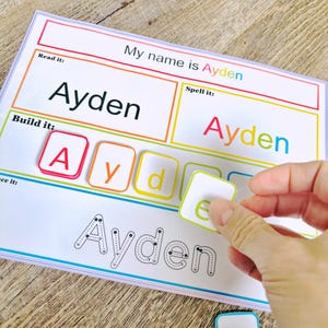 Pu&ograve; includere: Un foglio di lavoro stampabile per imparare a scrivere il nome Ayden. Il foglio di lavoro include una sezione per leggere il nome, costruire il nome con tessere di lettere e tracciare le lettere. Il nome Ayden &egrave; scritto con tessere di lettere colorate.