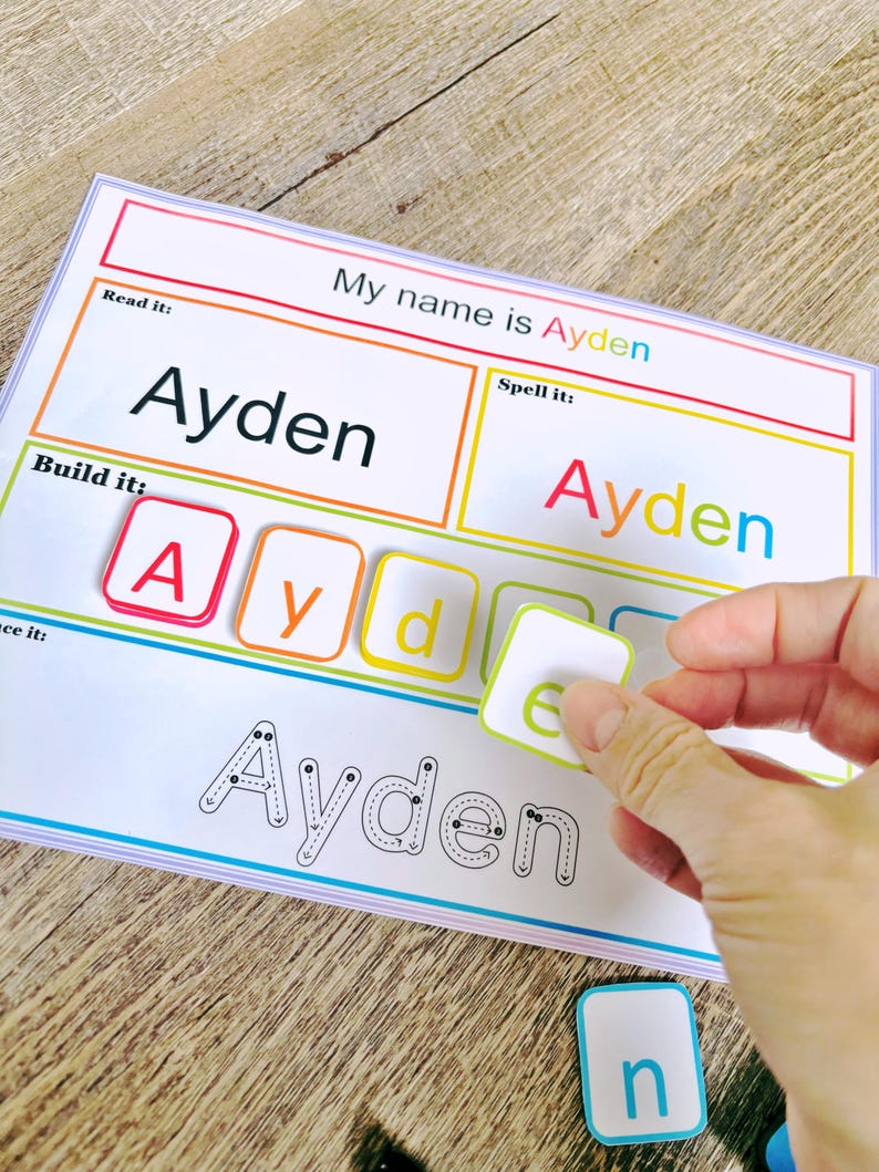 Pu&ograve; includere: Un foglio di lavoro stampabile per imparare a scrivere il nome Ayden. Il foglio di lavoro include una sezione per leggere il nome, costruire il nome con tessere di lettere e tracciare le lettere. Il nome Ayden &egrave; scritto con tessere di lettere colorate.