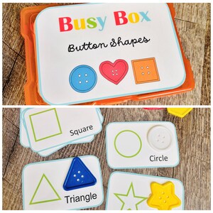 Puede incluir: Un juego educativo para ni&ntilde;os llamado "Busy Box Button Shapes". El conjunto incluye tarjetas con formas como un cuadrado, un tri&aacute;ngulo y un c&iacute;rculo, junto con botones a juego en azul, rojo y naranja. La caja es naranja.