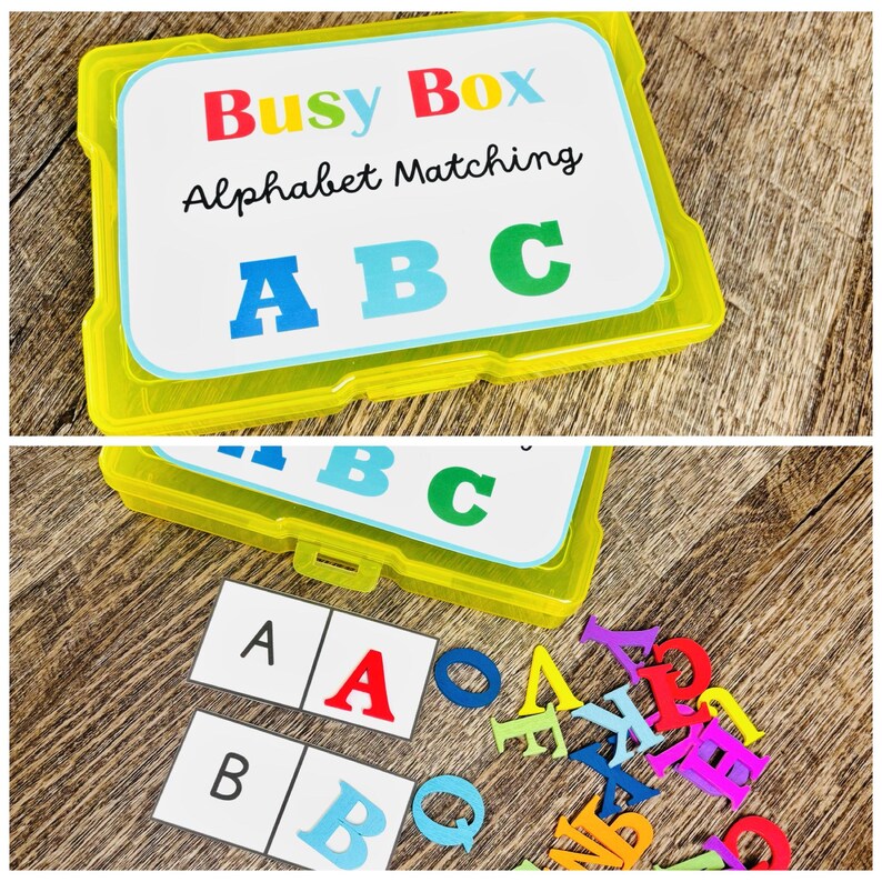 Puede incluir: Una caja Busy Box de pl&aacute;stico amarillo para emparejar el alfabeto. La caja contiene tarjetas con las letras A, B y C, y letras individuales. La tapa de la caja tiene las palabras "Busy Box Alphabet Matching" en rojo, azul y verde.