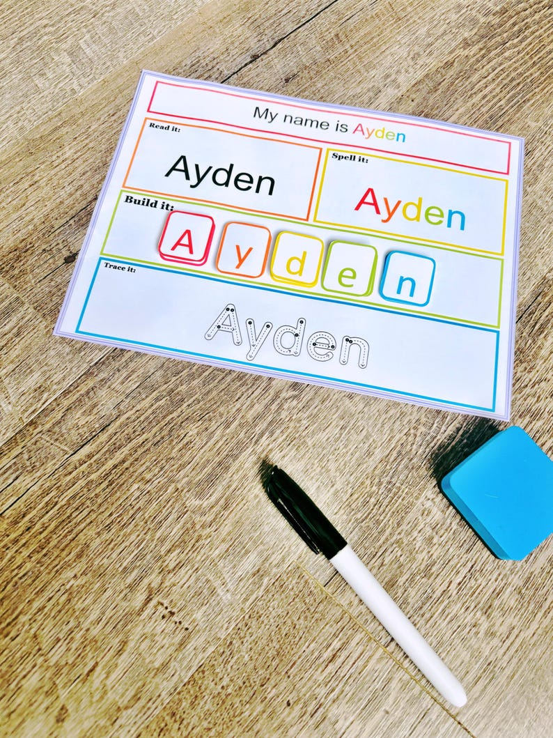 Pu&ograve; includere: Un foglio di lavoro stampabile per imparare a scrivere il nome Ayden. Il foglio di lavoro ha sezioni per leggere, costruire, scrivere e tracciare il nome. Il nome &egrave; scritto con tessere di lettere colorate. Il foglio di lavoro &egrave; su una superficie di legno con un pennarello nero e una gomma blu.