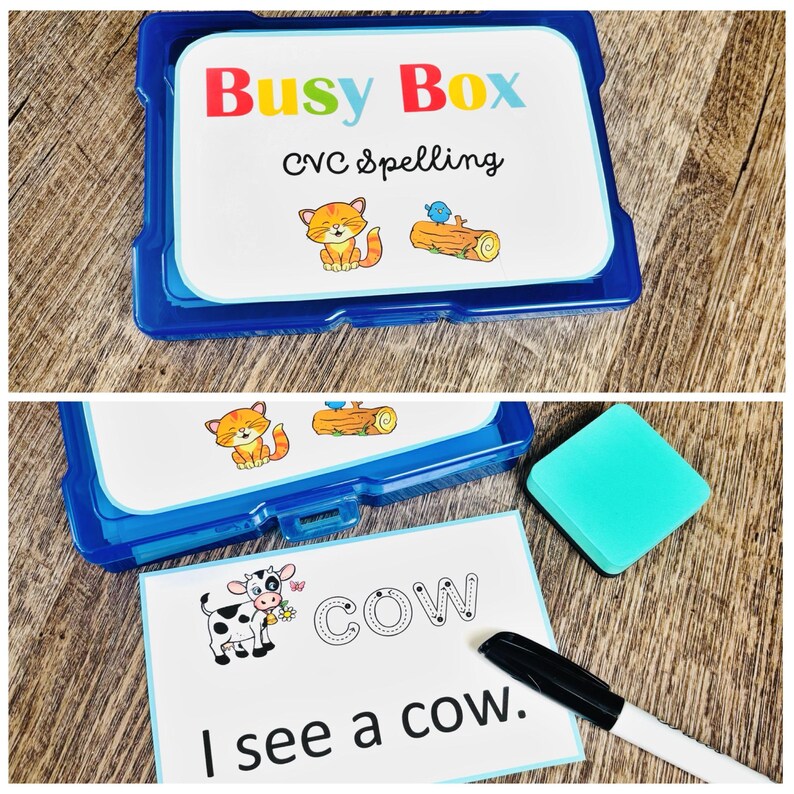 Puede incluir: Un kit azul de pl&aacute;stico Busy Box CVC Spelling con una tarjeta blanca con un gato de dibujos animados y un p&aacute;jaro en un tronco. Una tarjeta muestra la palabra "COW" y la frase "I see a cow". Tambi&eacute;n hay un borrador turquesa y un rotulador negro.
