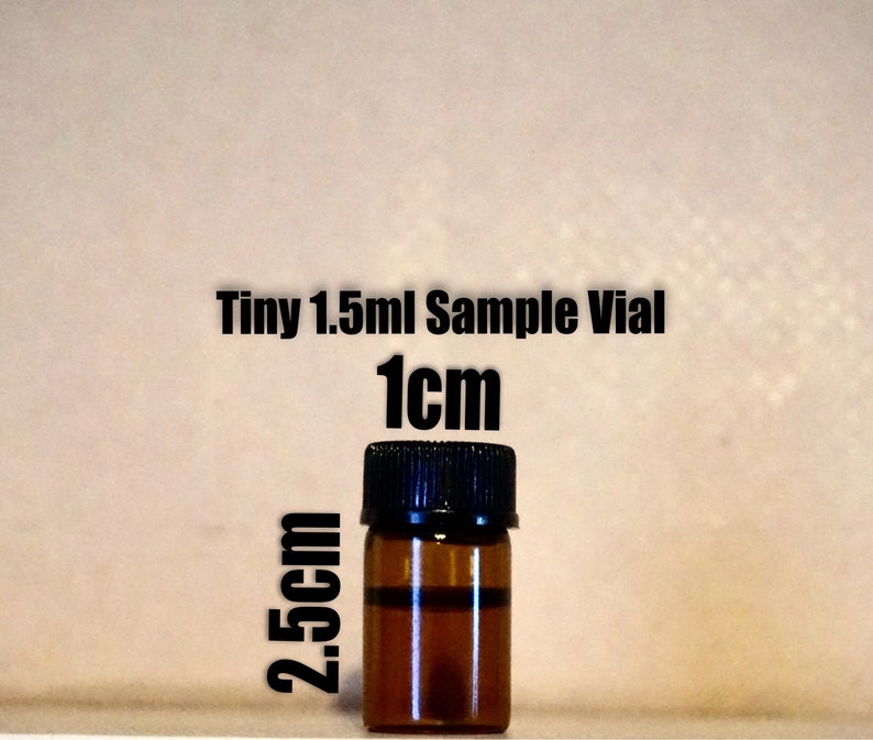 Puede incluir: Un peque&ntilde;o vial de vidrio transparente con una tapa negra. El vial est&aacute; lleno de un l&iacute;quido marr&oacute;n. El vial mide 1 cm de ancho y 2,5 cm de alto. Vial de muestra peque&ntilde;o de 1,5 ml