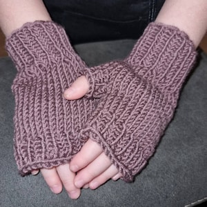Handknitted Merino120 arm warmers with thumbs made from 100% merino wool by LangYarns