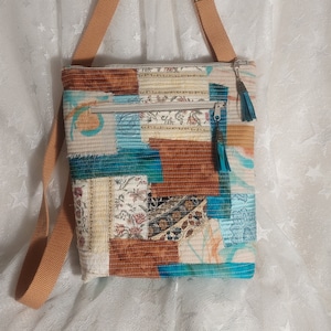 Sac à bandoulière matelassé style allumette Scrappy Kantha, fait main avec de la mousseline peinte, des liens en soie, une doublure, du linge de maison bien-aimé et des chutes de coton.