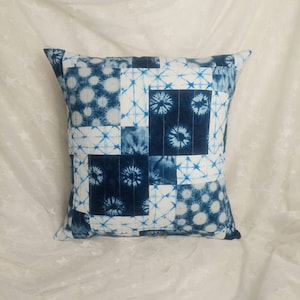 Indigo Blauer Shibori-Kissenbezug 14-16 Zoll²