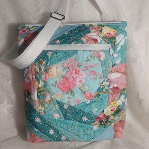 Grün & Pink Floral - Crazy Quilted Patchwork Crossbody Bag, langer Riemen, handgefertigte leichte gesteppte Baumwolle