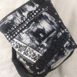 Black Cats & Candles Patchwork Crossbody Bag, handgemacht aus leichter gesteppter Baumwolle. Geldbörse in Schwarz und Weiß mit Hexe / Wicca / Gothic Thema