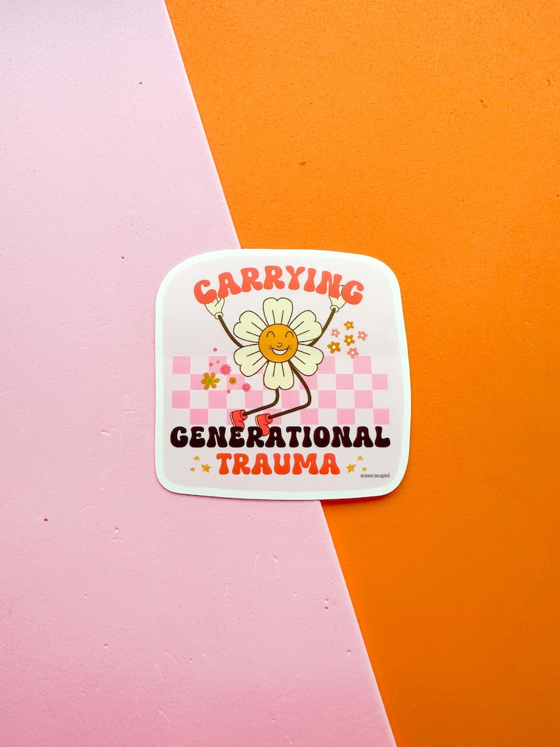 K&ouml;nnte beinhalten: Ein rosa und wei&szlig;er Aufkleber mit einer Cartoon-G&auml;nsebl&uuml;mchen mit einem l&auml;chelnden Gesicht und dem Text "Carrying Generational Trauma".