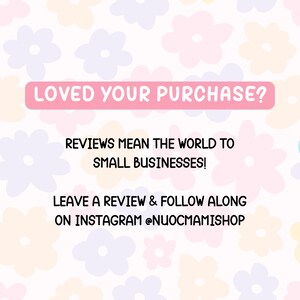 K&ouml;nnte beinhalten: Eine rosa-wei&szlig;e Grafik mit einem Blumenmuster. Der Text "LOVED YOUR PURCHASE?" befindet sich in einem rosa Kasten. Der Text "REVIEWS MEAN THE WORLD TO SMALL BUSINESSES!" ist schwarz. Der Text "LEAVE A REVIEW & FOLLOW ALONG ON INSTAGRAM @NUOCMAMISHOP" ist schwarz.