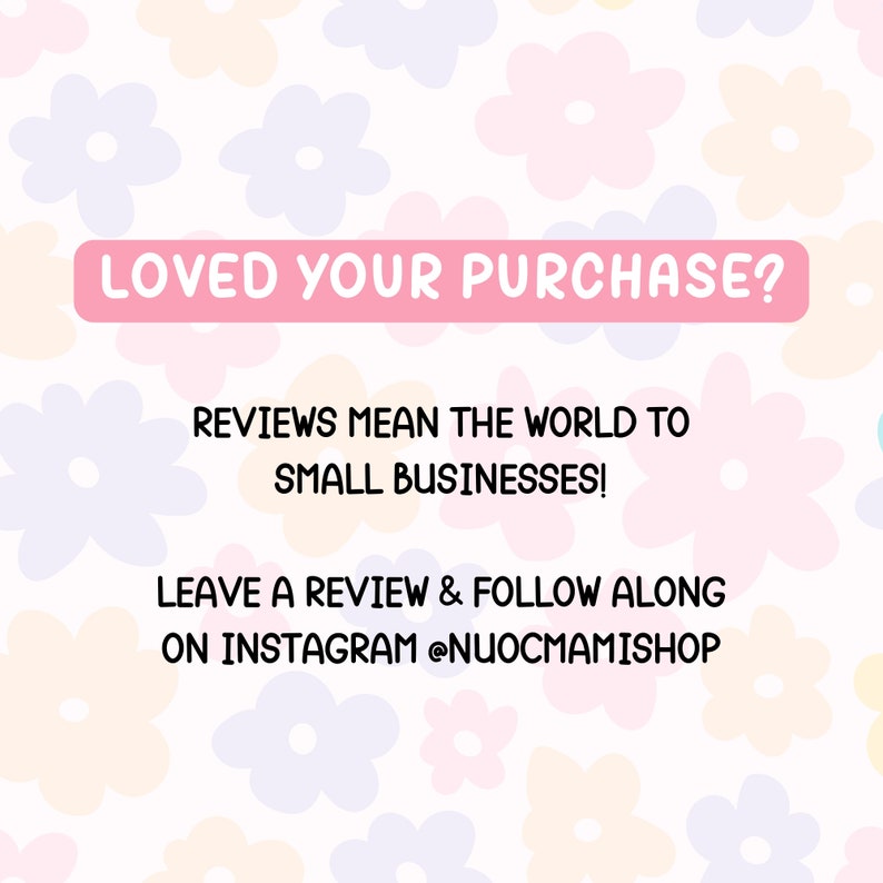 K&ouml;nnte beinhalten: Eine rosa-wei&szlig;e Grafik mit einem Blumenmuster. Der Text "LOVED YOUR PURCHASE?" befindet sich in einem rosa Kasten. Der Text "REVIEWS MEAN THE WORLD TO SMALL BUSINESSES!" ist schwarz. Der Text "LEAVE A REVIEW & FOLLOW ALONG ON INSTAGRAM @NUOCMAMISHOP" ist schwarz.
