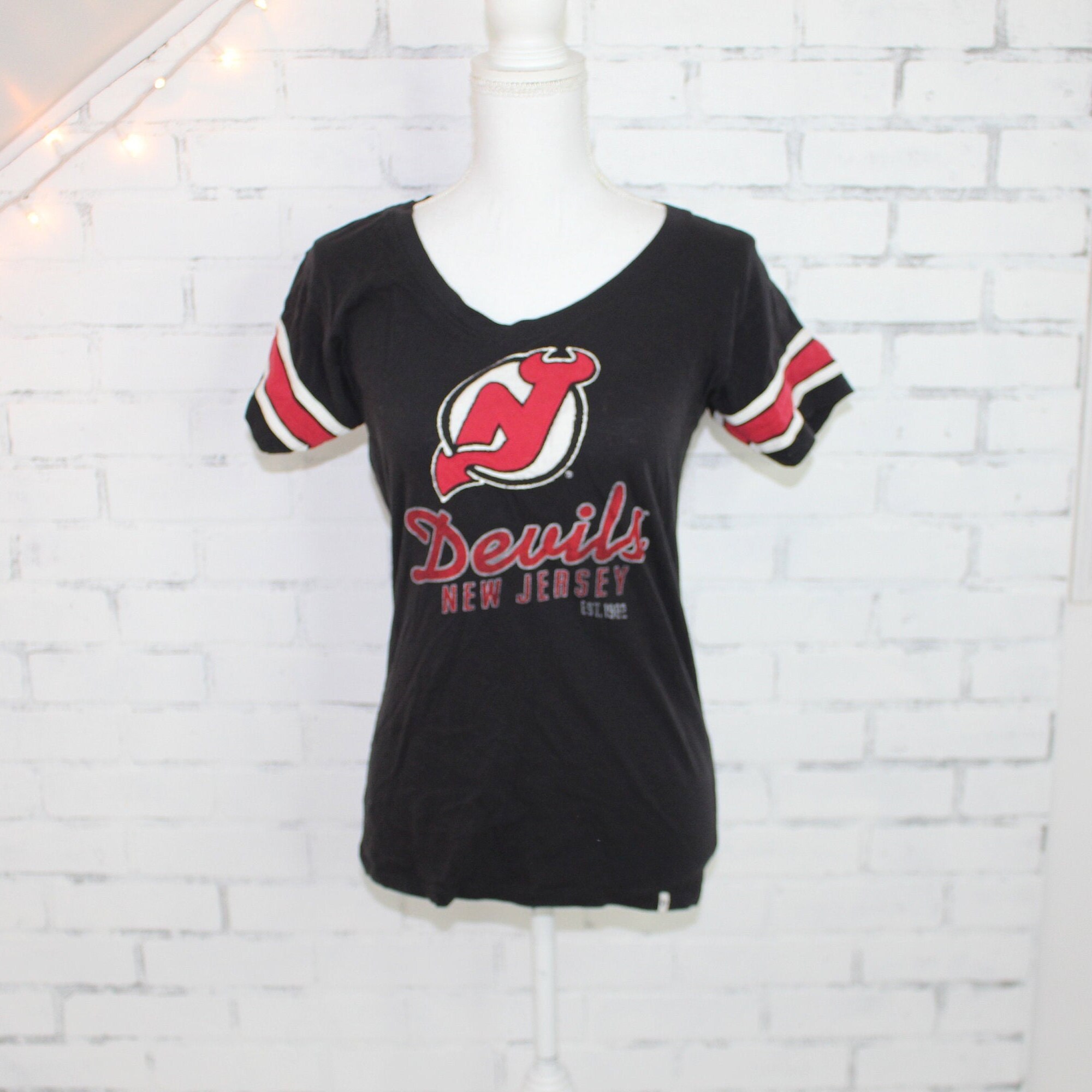 VintageSweetTee New Jersey Devils Hockey Vintage Graphic T-Shirt / NHL Hockey / NJ Devils