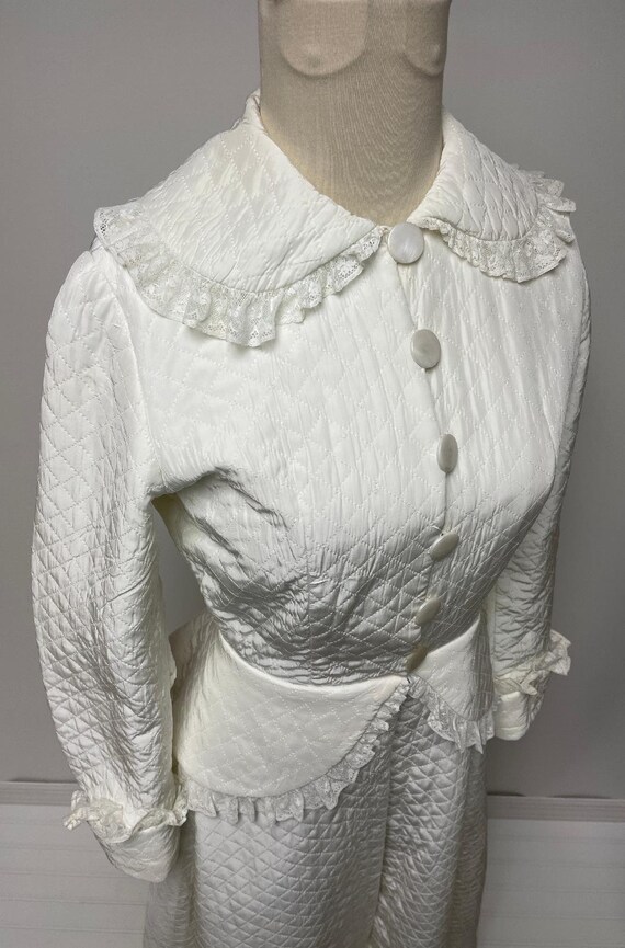 1950's White Quilted Lounging Robe | Buttoned Front B… - Gem